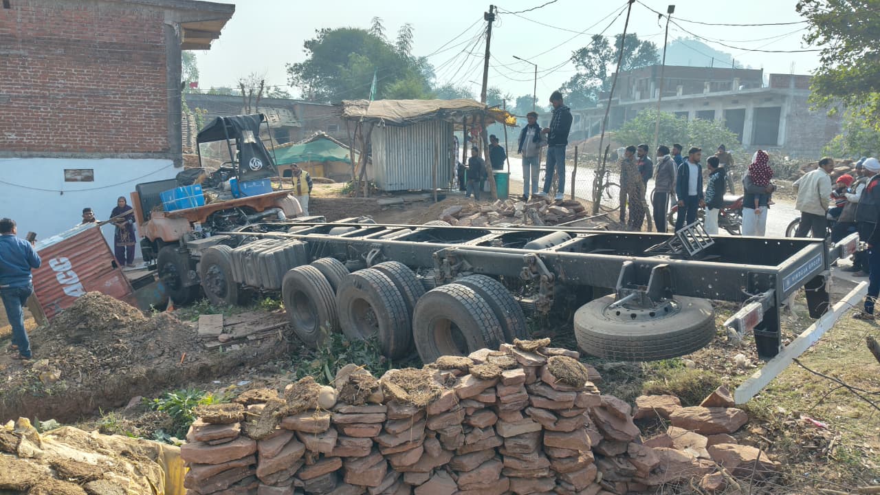 ट्रक जाली तोड़ कर घुसा हुआ