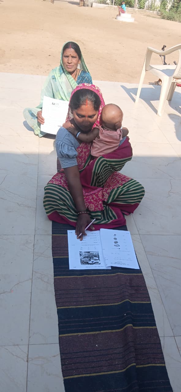 परीक्षा देते हुए शिक्षार्थी। परीक्षा देते हुए शिक्षार्थी।