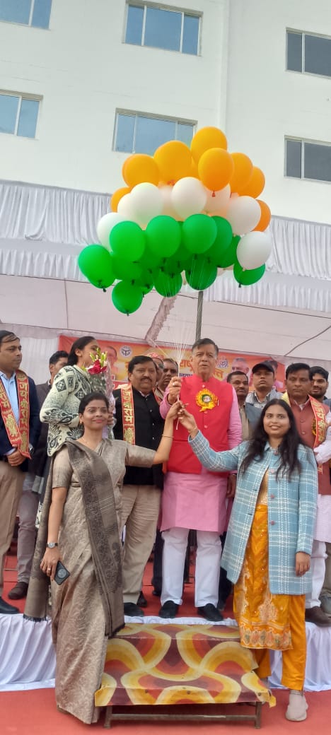 गुब्बारे उड़ाकर खेल का शुभारंभ करते विधानसभा अध्यक्ष सतीश महाना व अन्य