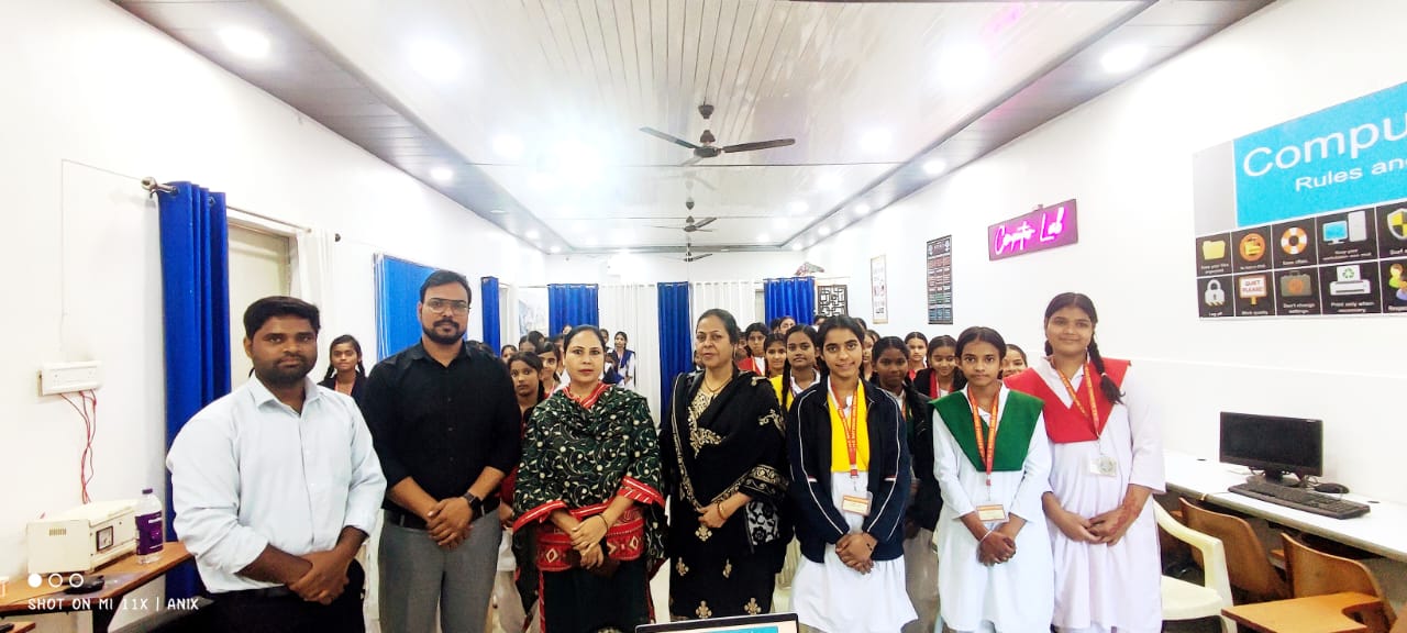 राइज इनक्यूबेशन सेंटर में छात्र छात्राएं अपने आइडियाज़ देते हुए