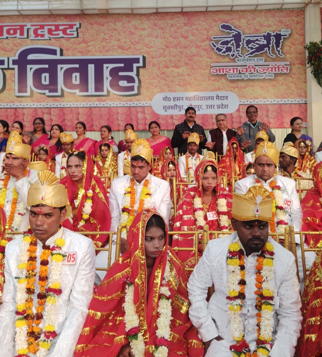 वैवाहिक जोड़ो को आशीर्वाद देते हुए संभ्रांत लोगों