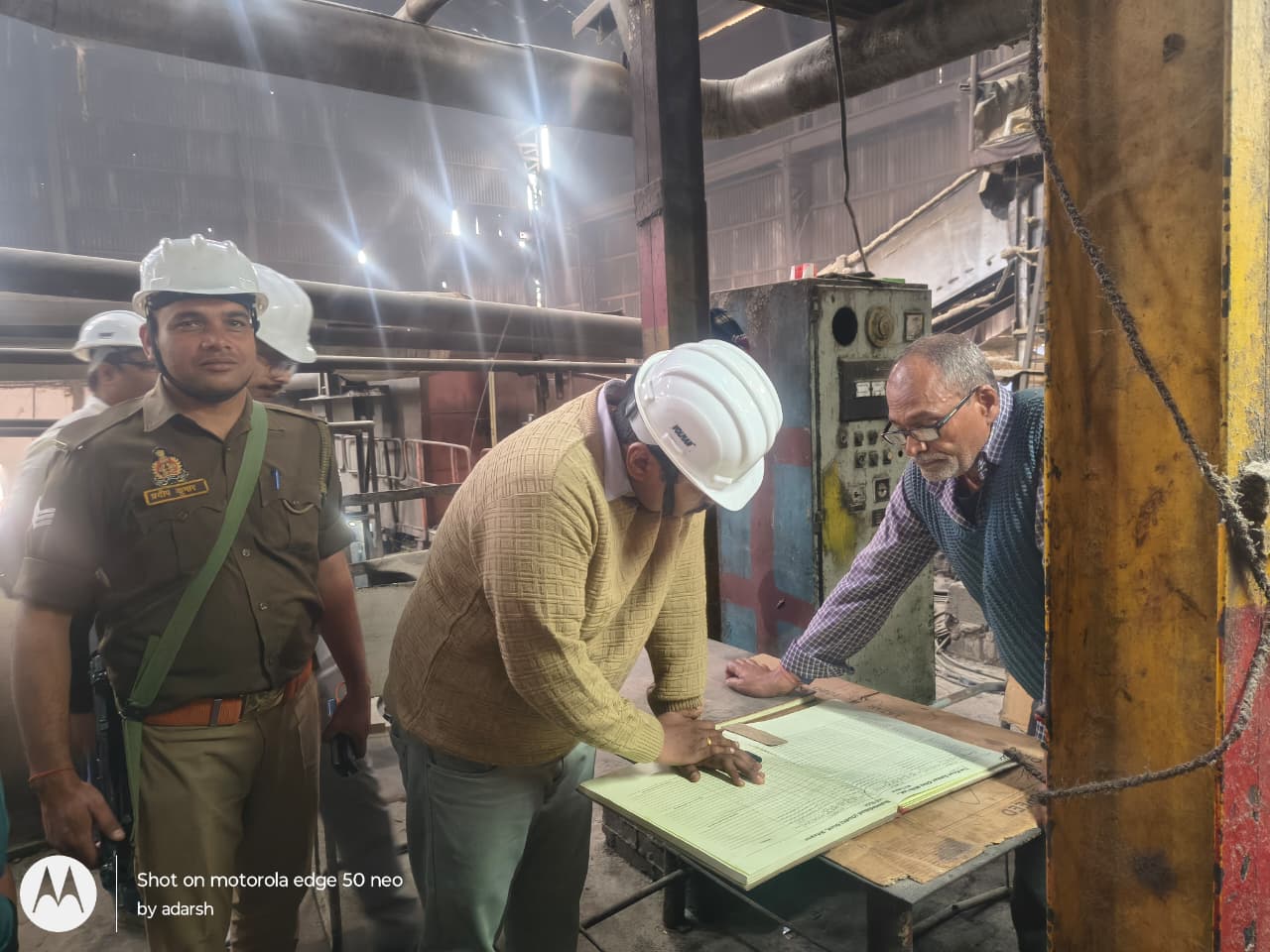 चीनी मिल का निरीक्षण करते जिलाधिकारी