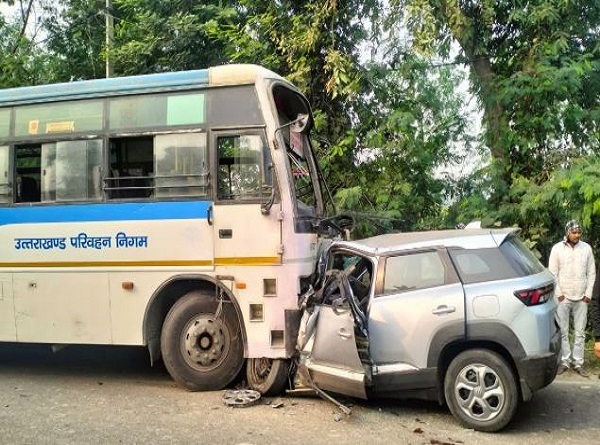 बस और कार की टक्कर की फाेटाे