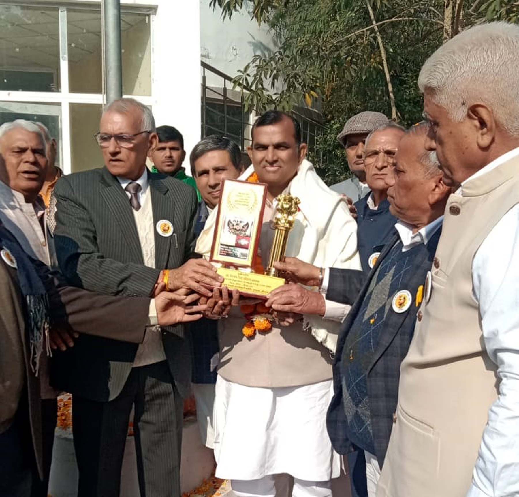 गुरुग्राम के स्वतंत्रता सेनानी भवन स्थित वार मेमोरियल पर आयोजित कार्यक्रम में मुख्य अतिथि डा. विजय सिंह चौहान को स्मृति चिन्ह भेंट करते स्वतंत्रता सेनानी उत्तराधिकारी समिति के पदाधिकारी. गुरुग्राम के स्वतंत्रता सेनानी भवन स्थित वार मेमोरियल पर आयोजित कार्यक्रम में मुख्य अतिथि डा. विजय सिंह चौहान को स्मृति चिन्ह भेंट करते स्वतंत्रता सेनानी उत्तराधिकारी समिति के पदाधिकारी.