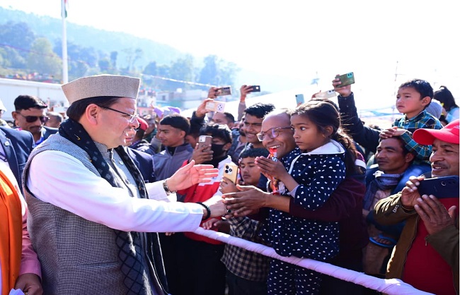 मुख्यमंत्री पुष्कर सिंह धामी केदारेश्वर मैदान कपकोट में लोगों से मिलते हुए। मुख्यमंत्री पुष्कर सिंह धामी केदारेश्वर मैदान कपकोट में लोगों से मिलते हुए।