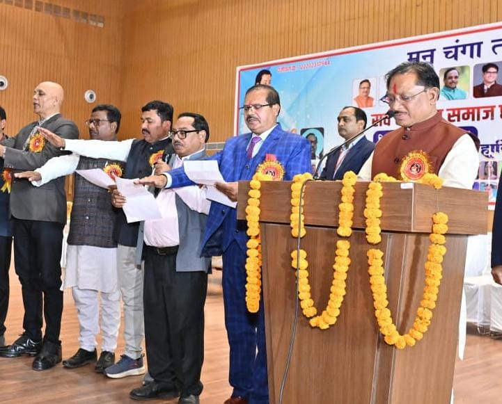 मुख्यमंत्री साय सर्व रविदास समाज के शपथ ग्रहण समारोह में नव-निर्वाचित पदाधिकारियों को शपथ दिलाते हुए मुख्यमंत्री साय सर्व रविदास समाज के शपथ ग्रहण समारोह में नव-निर्वाचित पदाधिकारियों को शपथ दिलाते हुए