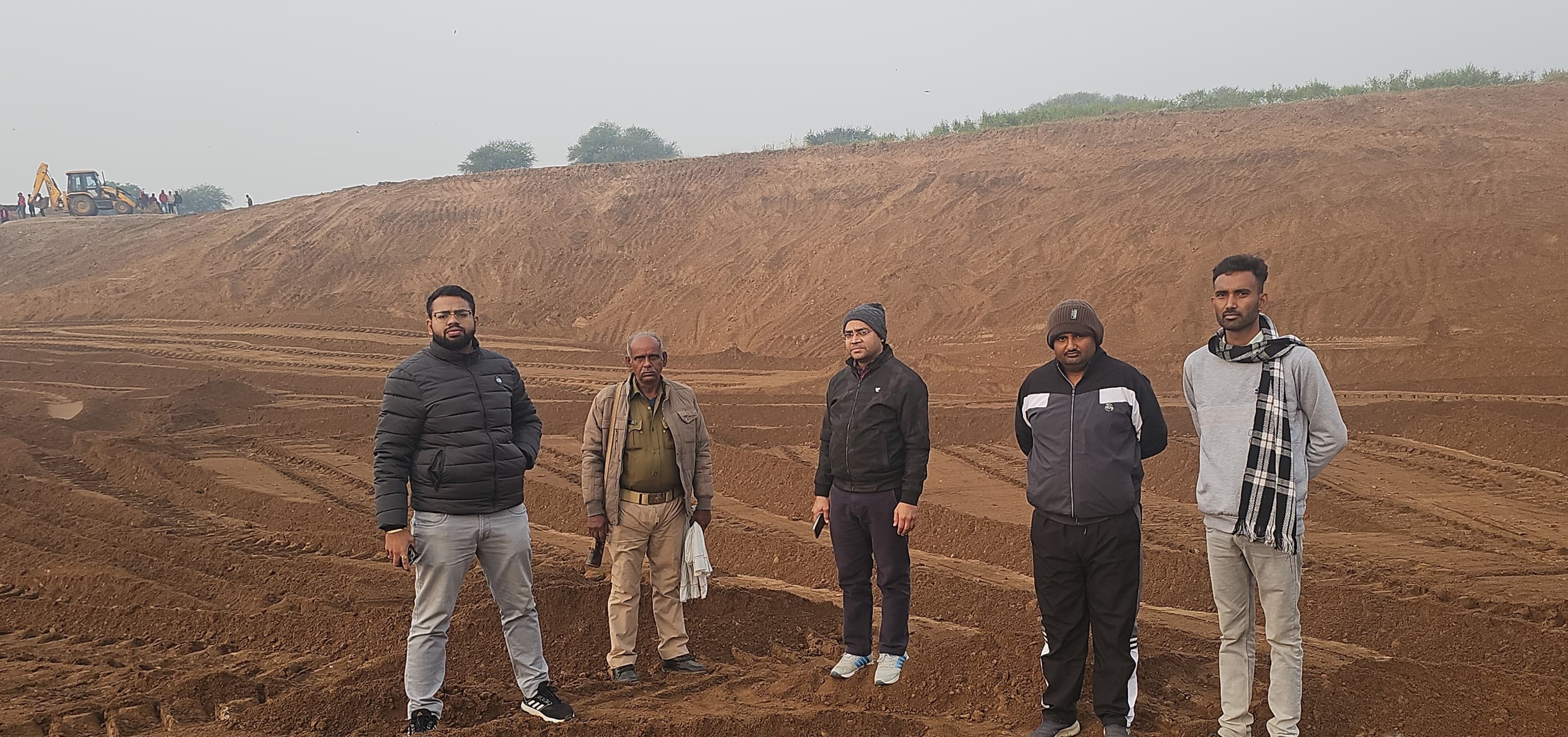 मौरंग खदान की जांच करते अधिकारी