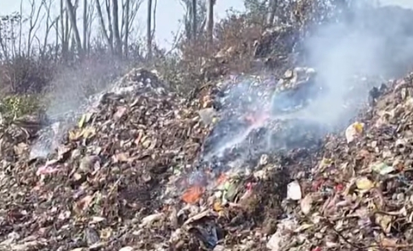 जलता हुए कूड़े से निकलता धुआं