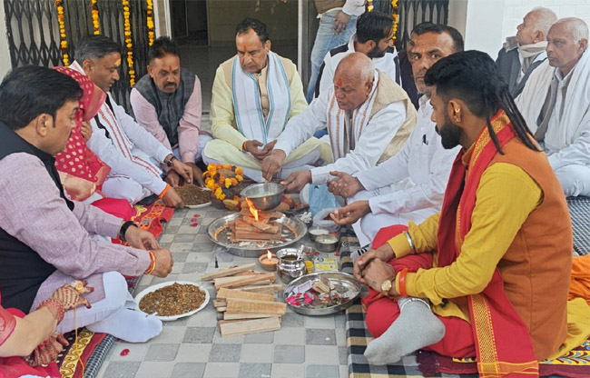 सोनीपत हवन यज्ञ करते हुए पंडित मोहन लाल कौशिक, चेयरमैन निशांत छौक्कर वाइस चेयरमैन योगेश कौशिक सोनीपत हवन यज्ञ करते हुए पंडित मोहन लाल कौशिक, चेयरमैन निशांत छौक्कर वाइस चेयरमैन योगेश कौशिक