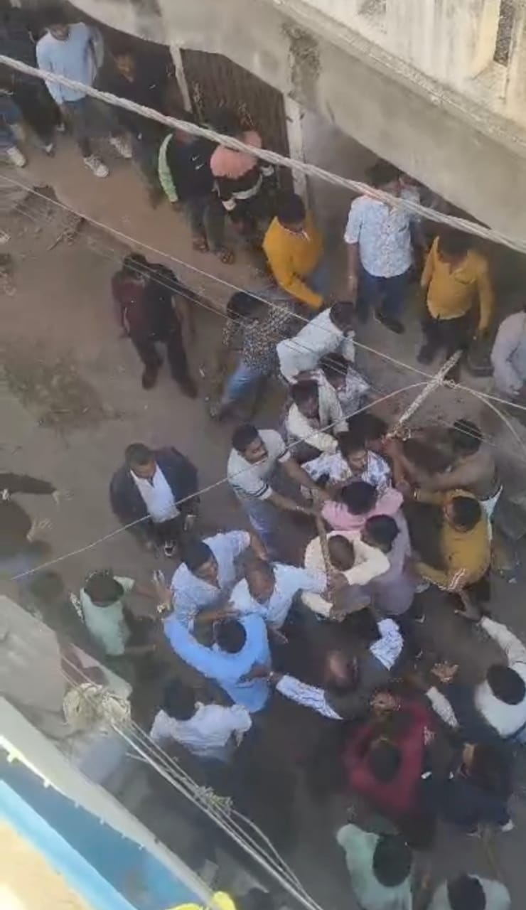 लाठी-डंडे,पूर्व मंडी अध्यक्ष सहित आठ पर केस दर्ज