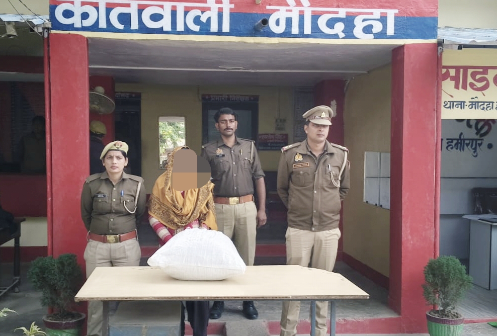 फोटो गांजा तस्करी में पकडी गई आरोपित महिला