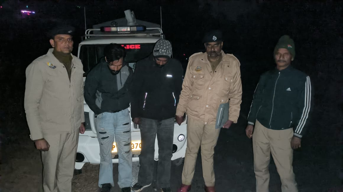 पुलिस के साथ पकड़े गए आरोपी.