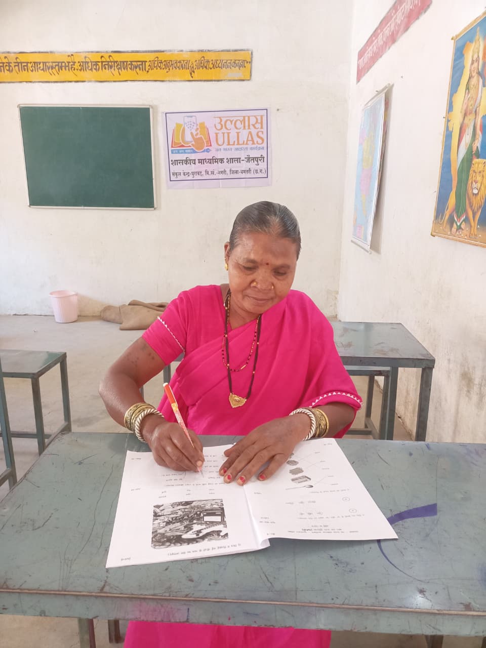 परीक्षा देते हुए शिक्षार्थी। परीक्षा देते हुए शिक्षार्थी।