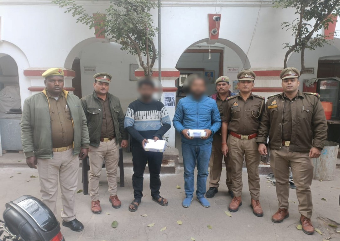 Prayagraj के सिविल लाइन थाने में गिरफ्तार दो लुटेरों का छाया चित्र