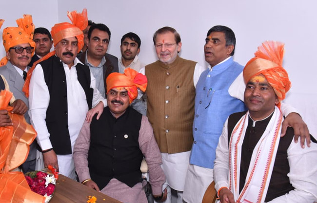 सोनीपत गन्नौर मार्केट कमेटी चेयरमैन निशांत छौक्कर और वाइस चेयरमैन योगेश कौशिक पदभार ग्रहण करवाते हुए मंत्री डा. अरविंद शर्मा