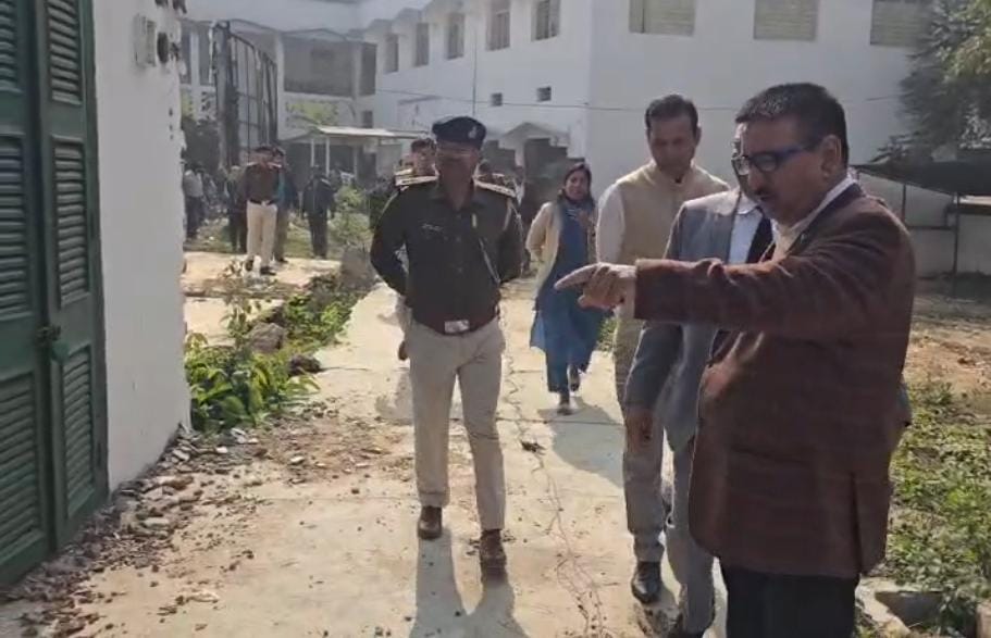 मौके पर मौजूद अधिकारी