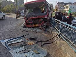 कार को बचाने में सिटी बस अनियंत्रित होकर डिवाइडर पर चढ़ी