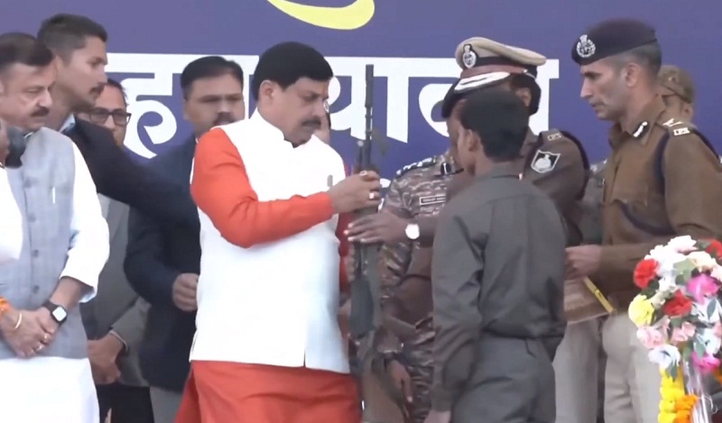 मुख्यमंत्री के समक्ष नक्सलियों ने किया आत्मसमर्पण मुख्यमंत्री के समक्ष नक्सलियों ने किया आत्मसमर्पण