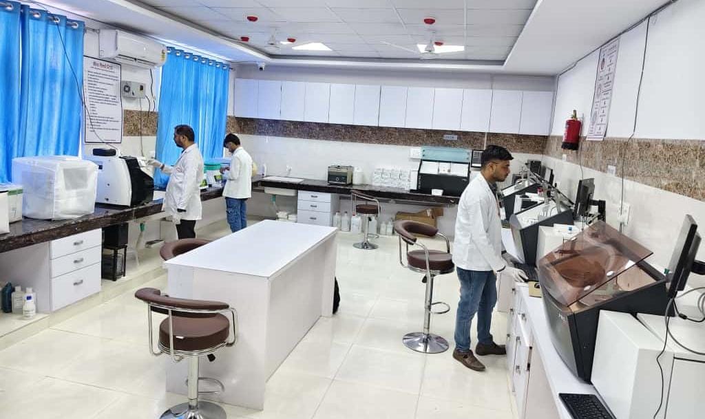 *घर के नजदीक निशुल्क मिल रहीं बड़ी पैथालॉजिकल जांच सेवाएं, मोबाइल पर मिल रही है रिपोर्ट*