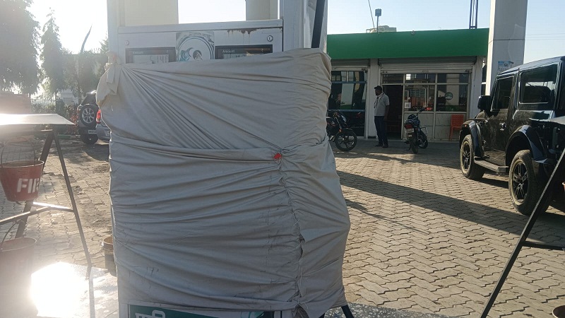 इंदौरः नकली बायो डीजल बेचने पर खाद्य विभाग की टीम ने पंप को किया सील इंदौरः नकली बायो डीजल बेचने पर खाद्य विभाग की टीम ने पंप को किया सील