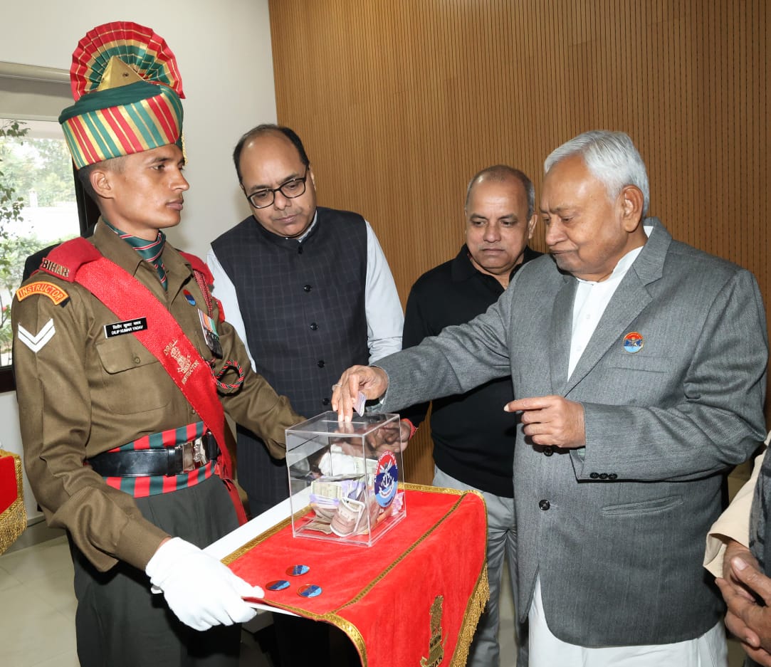 बिहार स्टेट एक्स सर्विसमैन बेनेवोलेंट फंड में अंशदान करते नीतीश कुमार