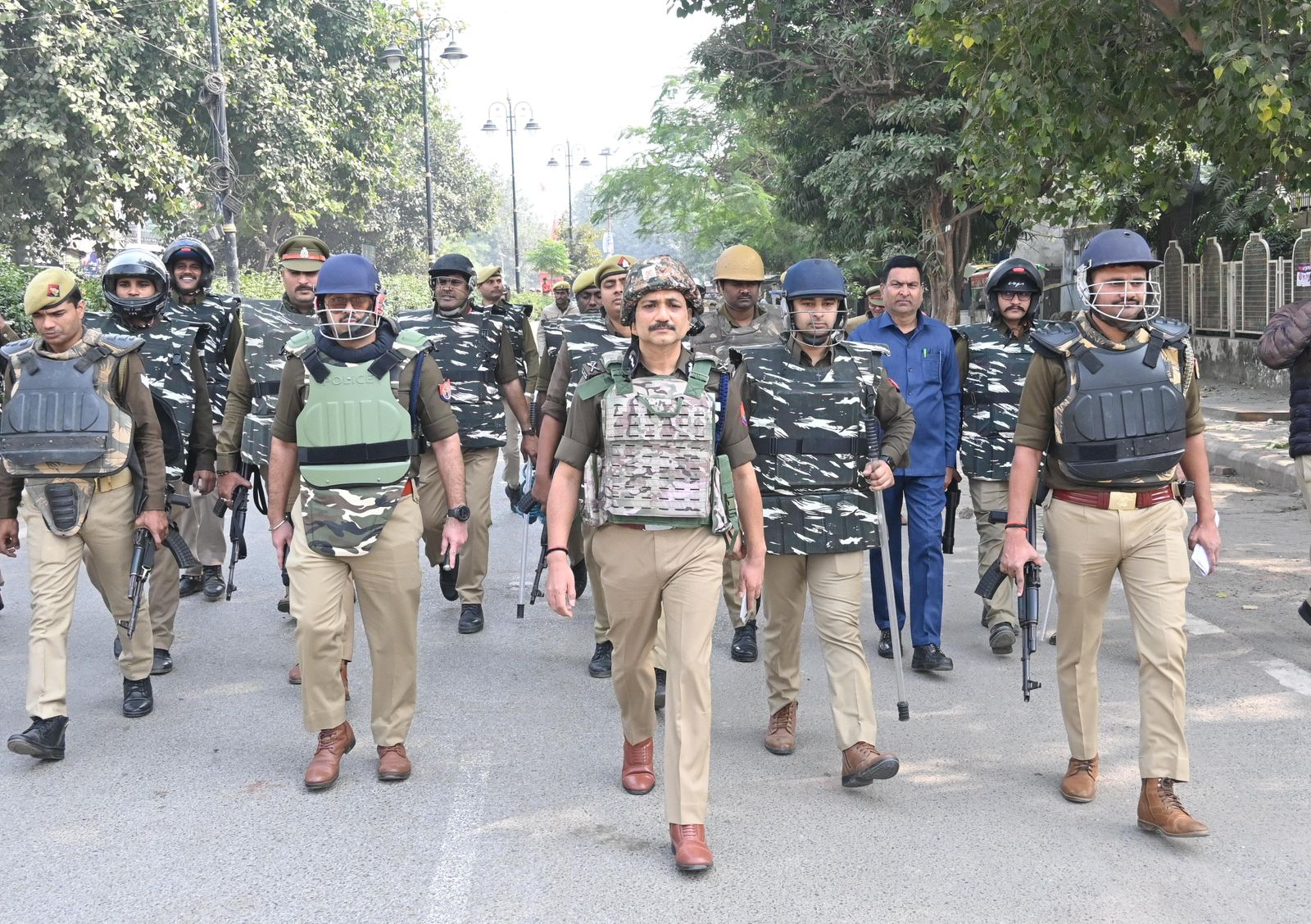 पैदल भ्रमण करते पुलिस कमिश्नर