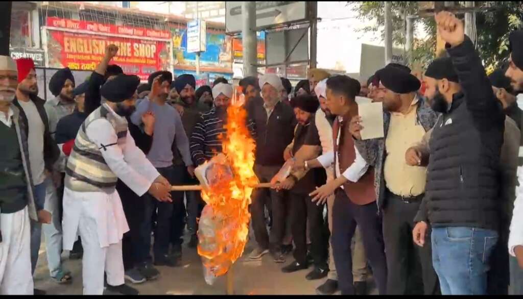 हरक सिंह के खिलाफ सिख समाज में भारी आक्रोश,जमकर नारेबाजी के साथ फूंका पूतला हरक सिंह के खिलाफ सिख समाज में भारी आक्रोश,जमकर नारेबाजी के साथ फूंका पूतला