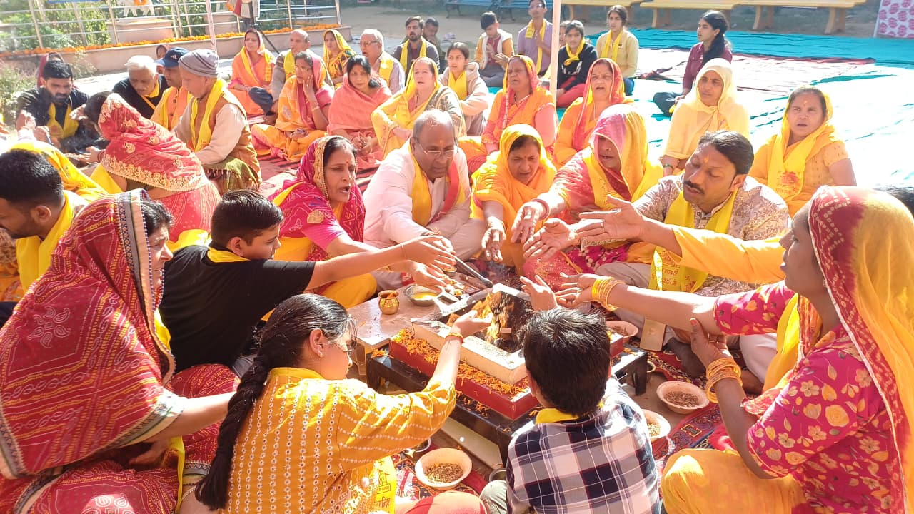 अखिल विश्व गायत्री परिवार का पंच कुंडीय गायत्री महायज्ञ का आयोजन अखिल विश्व गायत्री परिवार का पंच कुंडीय गायत्री महायज्ञ का आयोजन