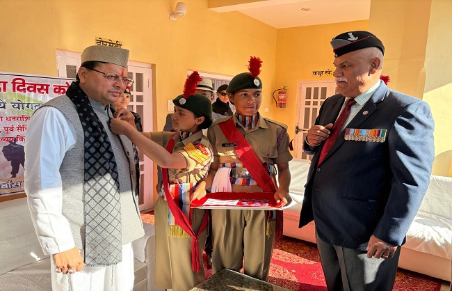 मुख्यमंत्री पुष्कर सिंह धामी को फ्लैग लगाते। मुख्यमंत्री पुष्कर सिंह धामी को फ्लैग लगाते।