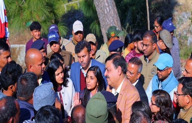 प्रमुख वन सचिव आर.के. सुधांशु, प्रमुख वन संरक्षक और आयुक्त गढ़वाल मंडल विनय शंकर पांडेय ने प्रशासनिक अधिकारियों के साथ तहसील पौड़ी के गजल्ड गांव का दौरा करते.