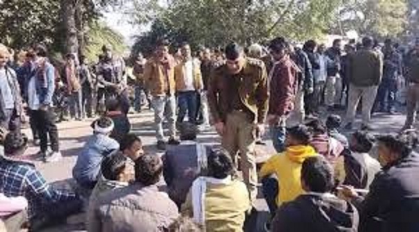 खाद संकट से नाराज किसानों ने किया चक्काजाम