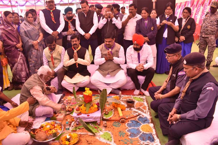 मंत्री गजेन्द्र यादव राष्ट्रीय रोवर-रेंजर जंबूरी 2026 कार्यक्रम स्थल का पूजन करते हुए