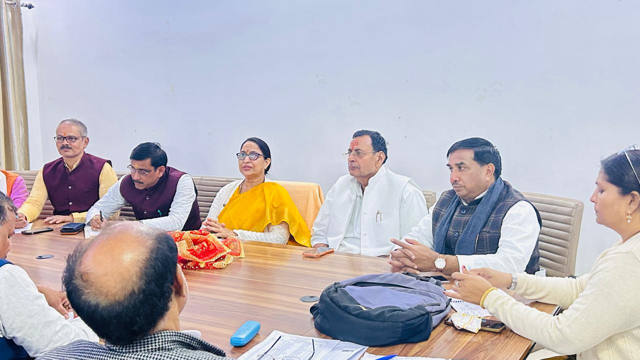 मतदाता गहन पुनरीक्षण अभियान की समीक्षा बैठक करती प्रदेश मंत्री व अन्य पदाधिकारी.