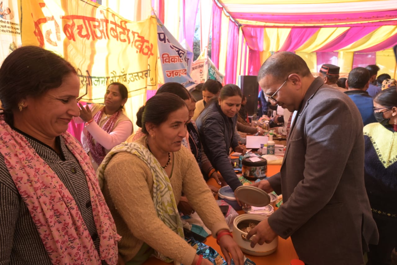 जिलाधिकारी ने शिविर लगाकर सुनी सीमांत ग्रामीणों की समस्याएं जिलाधिकारी ने शिविर लगाकर सुनी सीमांत ग्रामीणों की समस्याएं