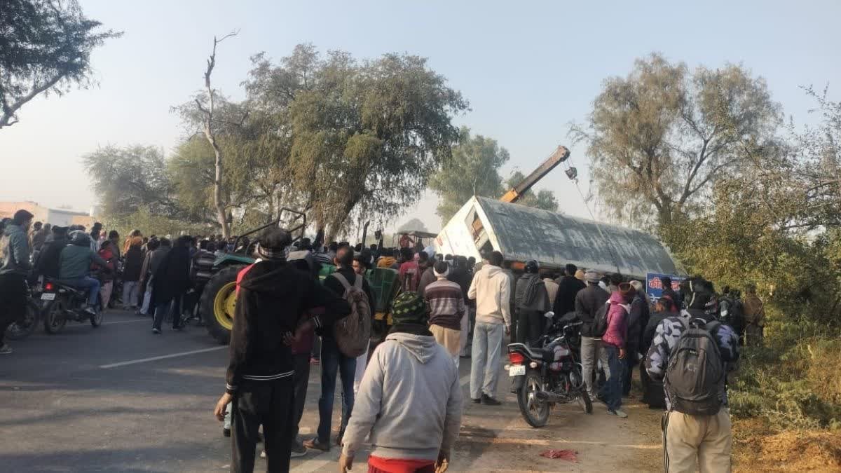 बाइक को बचाने के प्रयास में अनियंत्रित होकर बस पलटी बाइक को बचाने के प्रयास में अनियंत्रित होकर बस पलटी