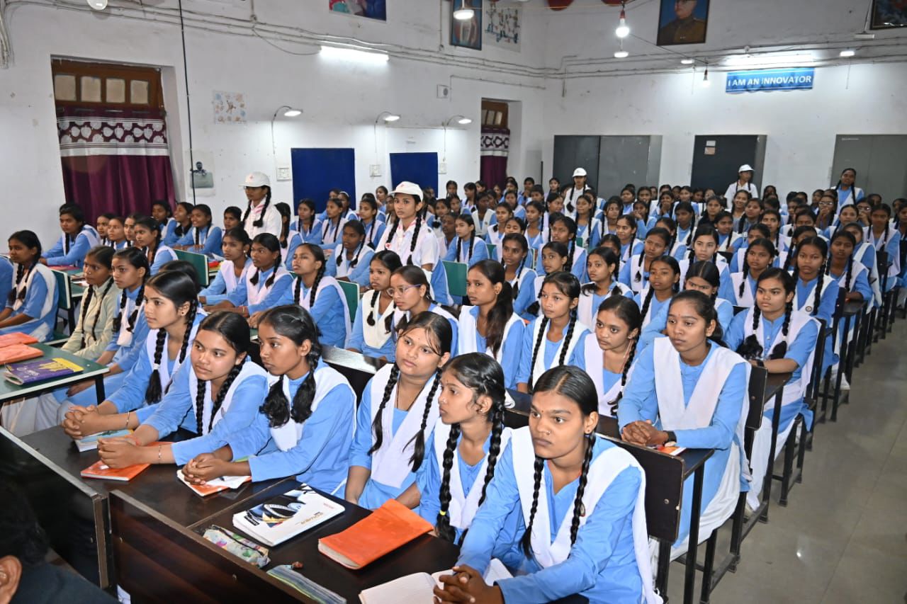 जागरूकता कार्यक्रम में उपस्थित स्कूली छात्राएं.