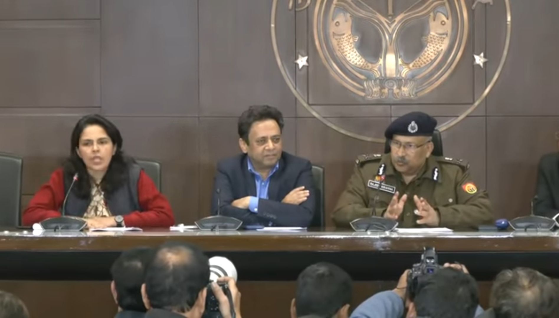 प्रेसवार्ता करते डीजीपी प्रेसवार्ता करते डीजीपी