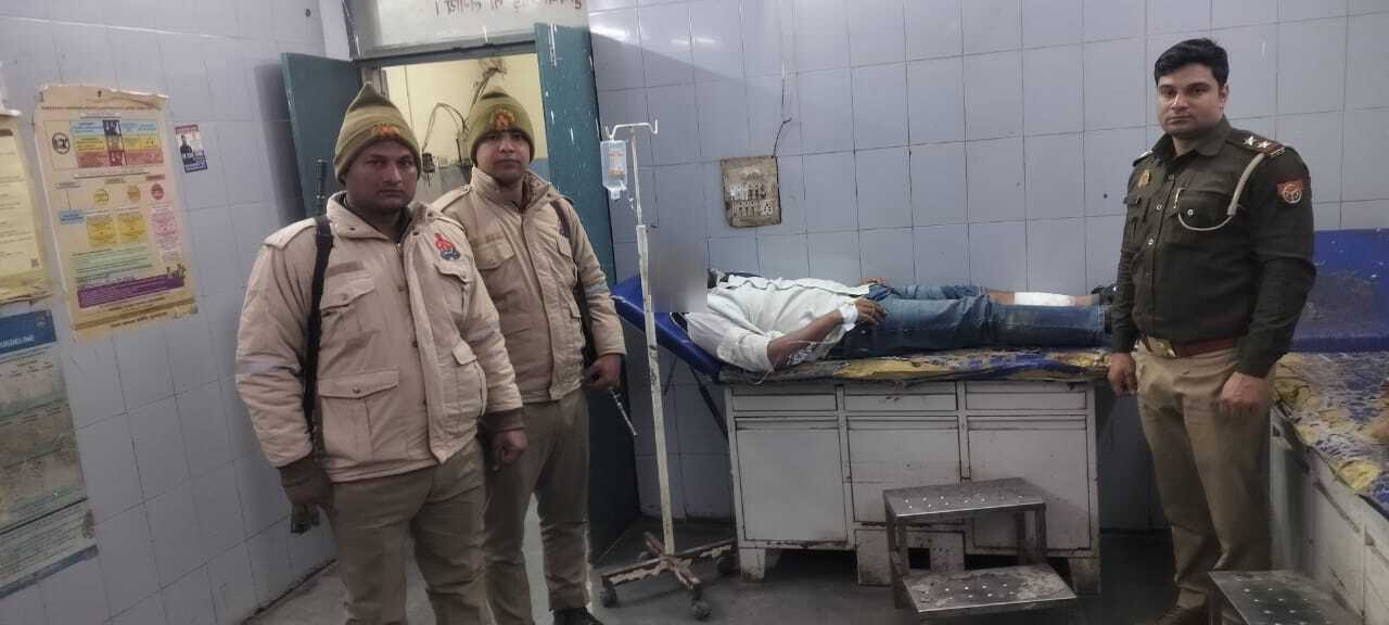 घायल आरोपी को जिला अस्पताल में भर्ती करते हुए पुलिस टीम घायल आरोपी को जिला अस्पताल में भर्ती करते हुए पुलिस टीम