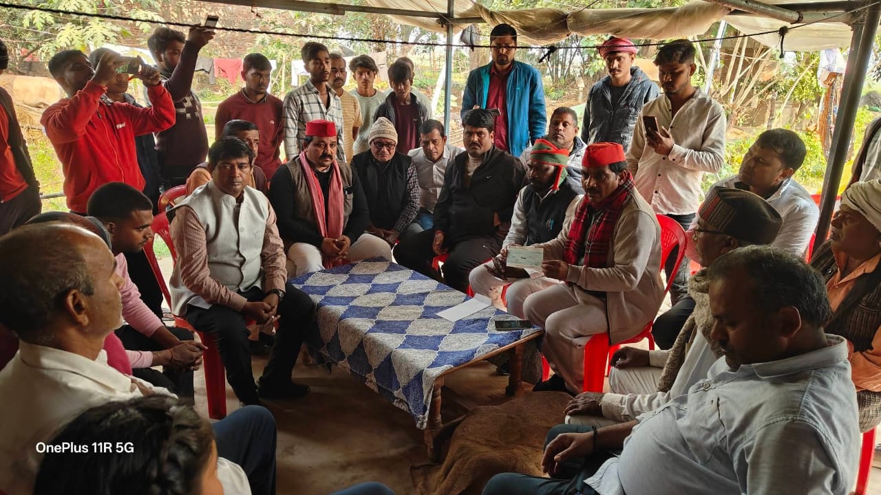 सपा का एक प्रतिनिधि मंडल मुन्ना निषाद के आवास पहुंचा आर्थिक मदद दी