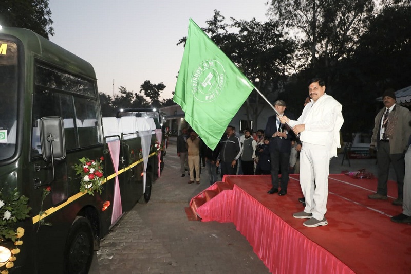 Chief Minister  डॉ. यादव ने पन्ना नेशनल पार्क में 10 नई कैंटर बसों को दिखाई हरी झंडी