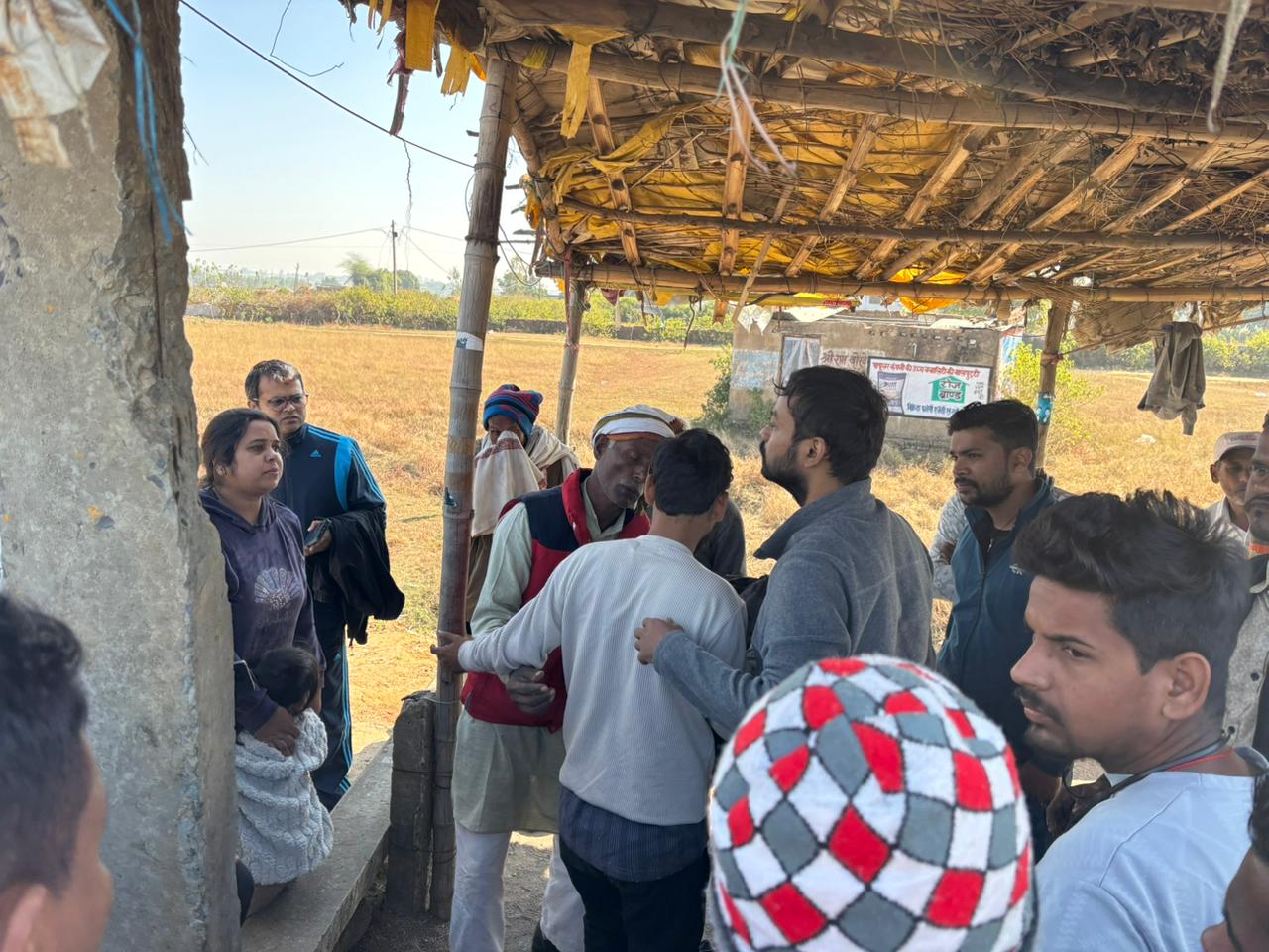 घायलाे काे ले जाते हुए