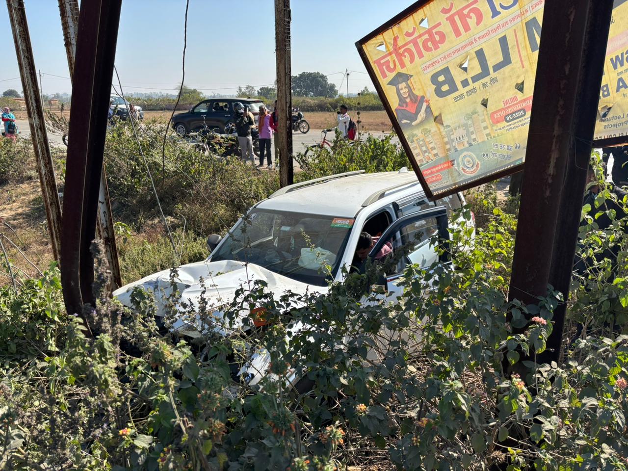 कार टकराने के बाद झाडियाें में