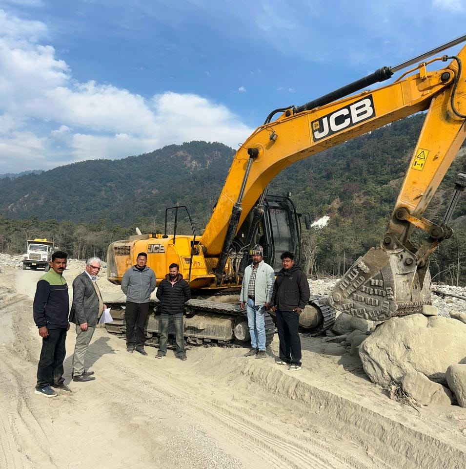 अवैध खनन में लिप्त जेसीबी मशीन