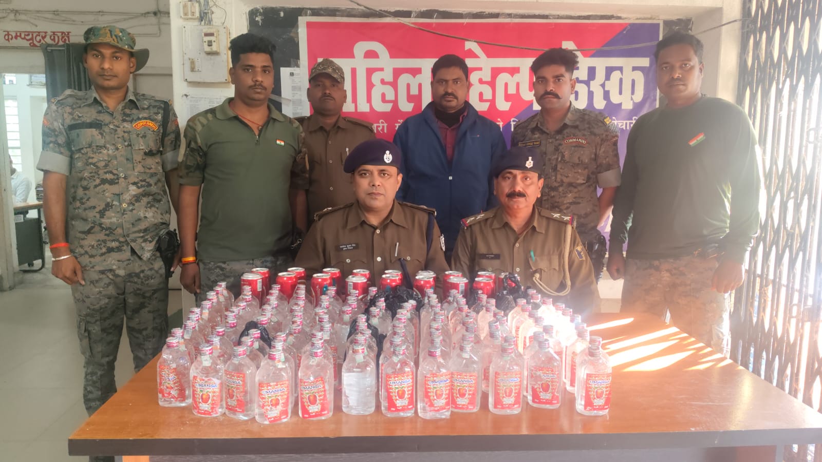 अररिया फोटो:गिरफ्तार युवक,बरामद शराब के साथ फारबिसगंज पुलिस अररिया फोटो:गिरफ्तार युवक,बरामद शराब के साथ फारबिसगंज पुलिस