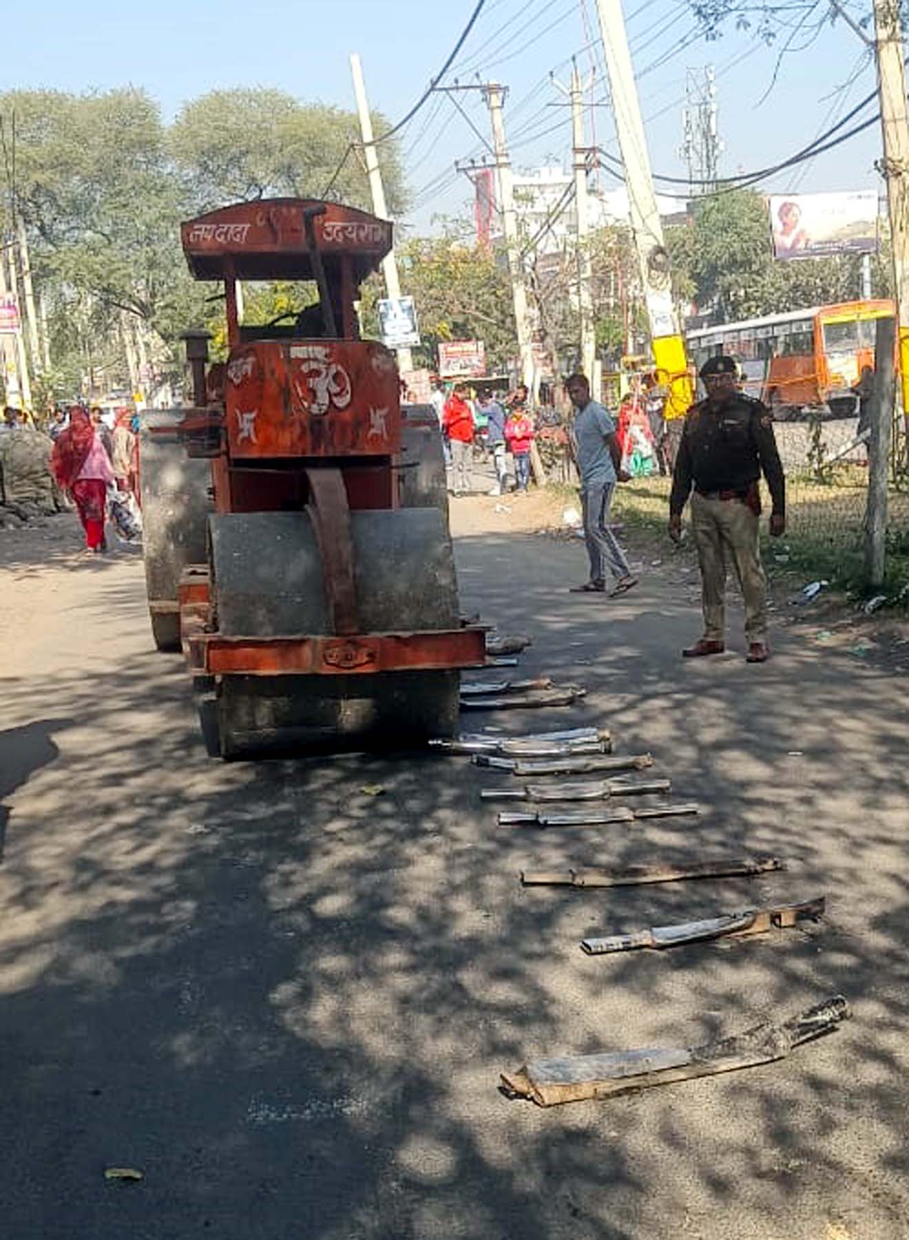 गुरुग्राम में बुलेट बाइक के पटाखे वाले साइलेंसर को बुल्डोजर से कुचलती पुलिस.