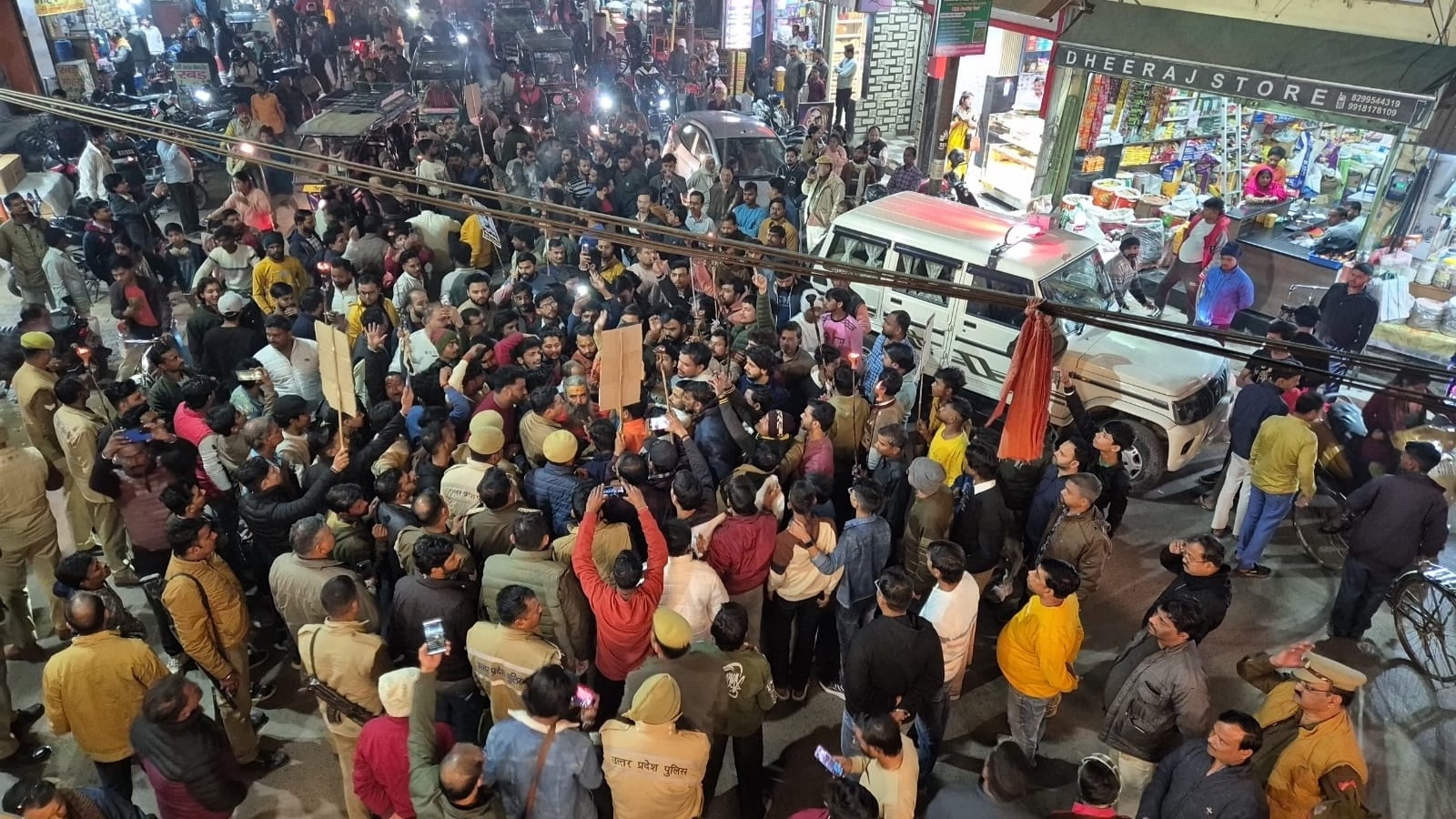 संकटमोचन तिराहे पर प्रदर्शन करता आक्रोशित जश सैलाब.