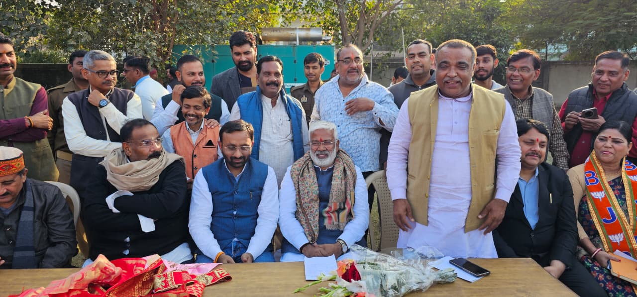 बैठक के दौरान मंत्री स्वतंत्र देव सिंह व अन्य का छायाचित्र बैठक के दौरान मंत्री स्वतंत्र देव सिंह व अन्य का छायाचित्र