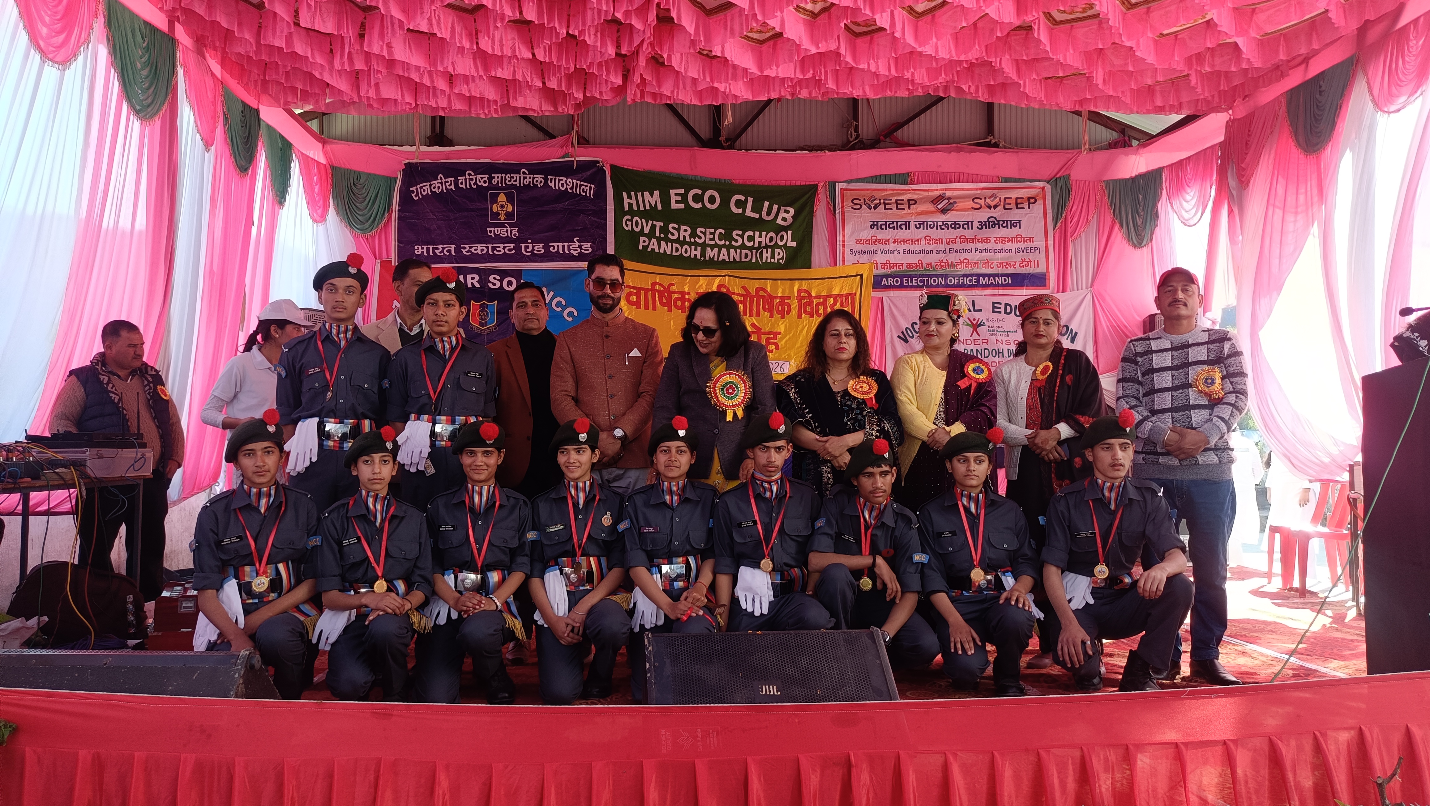 बच्चाें काे पुरस्कृत करते हुए चंपा ठाकुर.