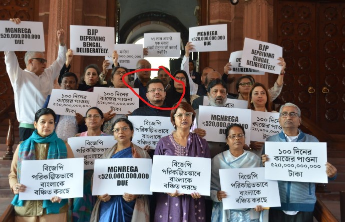 संसद भवन के बाहर विरोध करते टीएमसी सांसद संसद भवन के बाहर विरोध करते टीएमसी सांसद