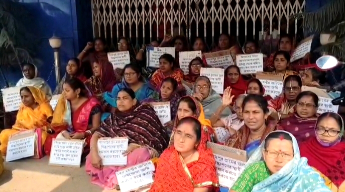 जलभराव समस्या को लेकर बीडीओ कार्यालय का घेराव. जलभराव समस्या को लेकर बीडीओ कार्यालय का घेराव.